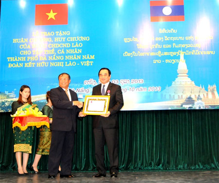 ລາວ ມອບຫຼຽນໄຊ, ຫຼຽນກາໃຫ້ແກ່ໝູ່ຄະນະ, ບຸກຄົນຢູ່ນະຄອນ ດ່າໜັງ